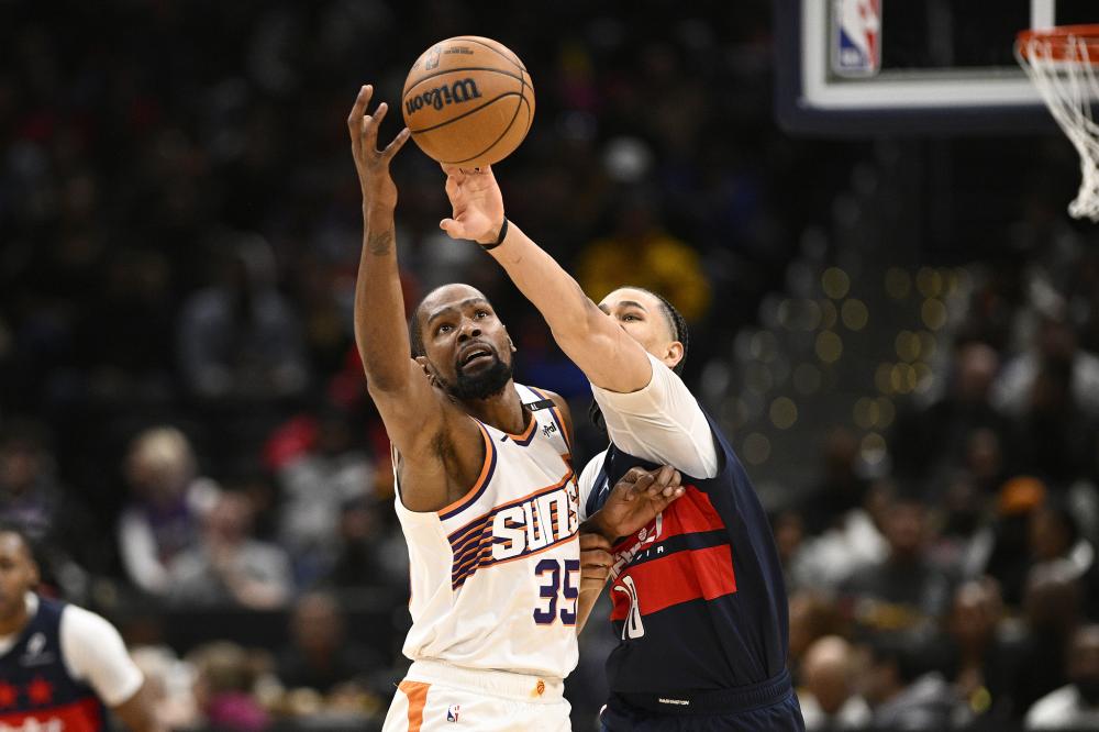 拉菲尼亚等巴西国脚赛前热身时，阿根廷球迷发出巨大的嘘声.